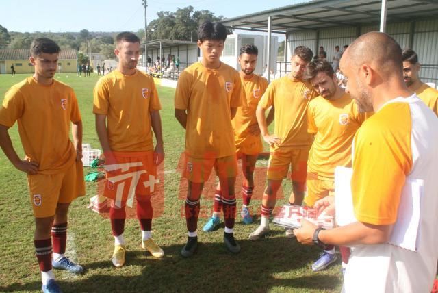 1668697341100051643.jpg 东方龙俱乐部球员在听教练战术指导。.jpg